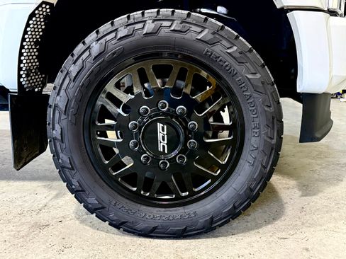 Used 2020 Ford F450 Platinum w/ FX4 Off-Road Package image 2