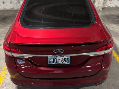 Used 2018 Ford Fusion SE w/ Equipment Group 201A FWD image 2