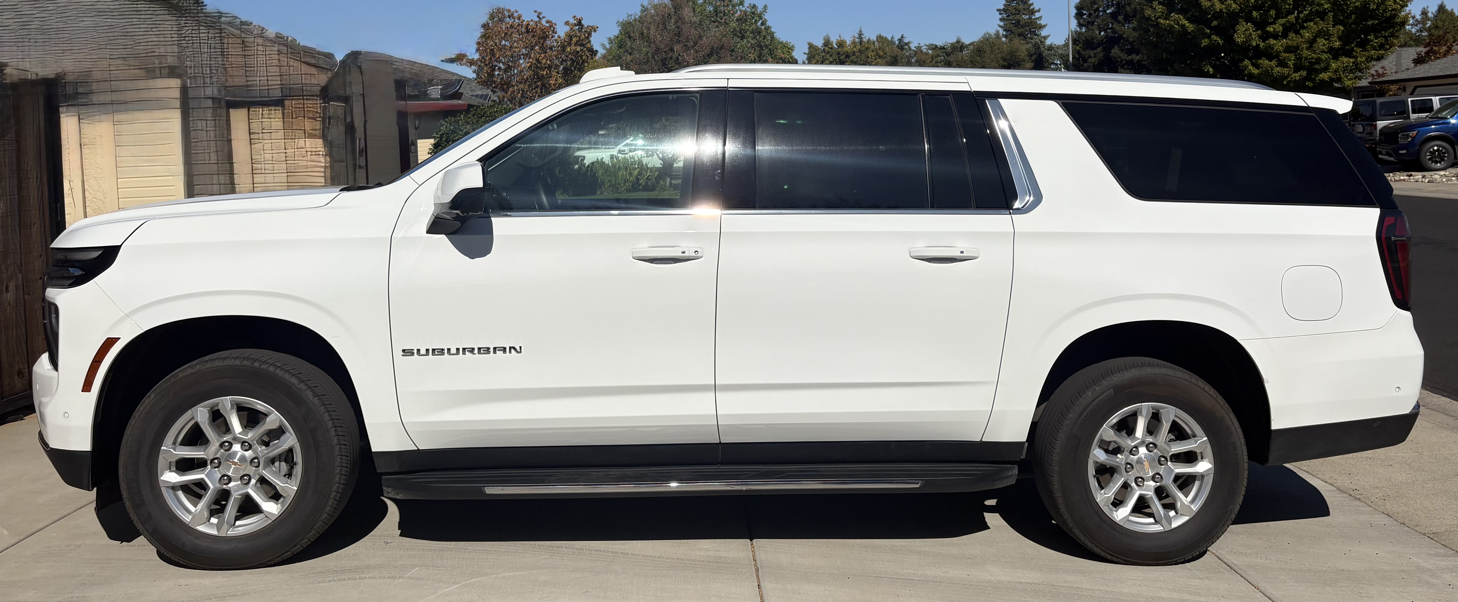 Used 2025 Chevrolet Suburban LT AWD/4WD image 2