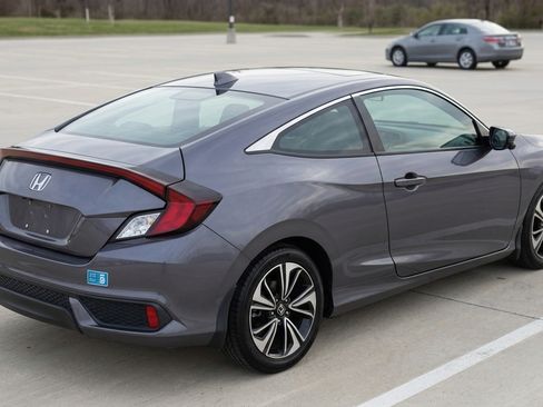 Used 2017 Honda Civic EX-T image 2