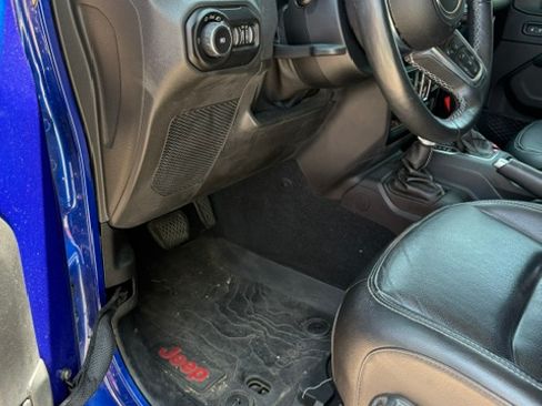 Used 2018 Jeep Wrangler Unlimited Sahara AWD/4WD image 18