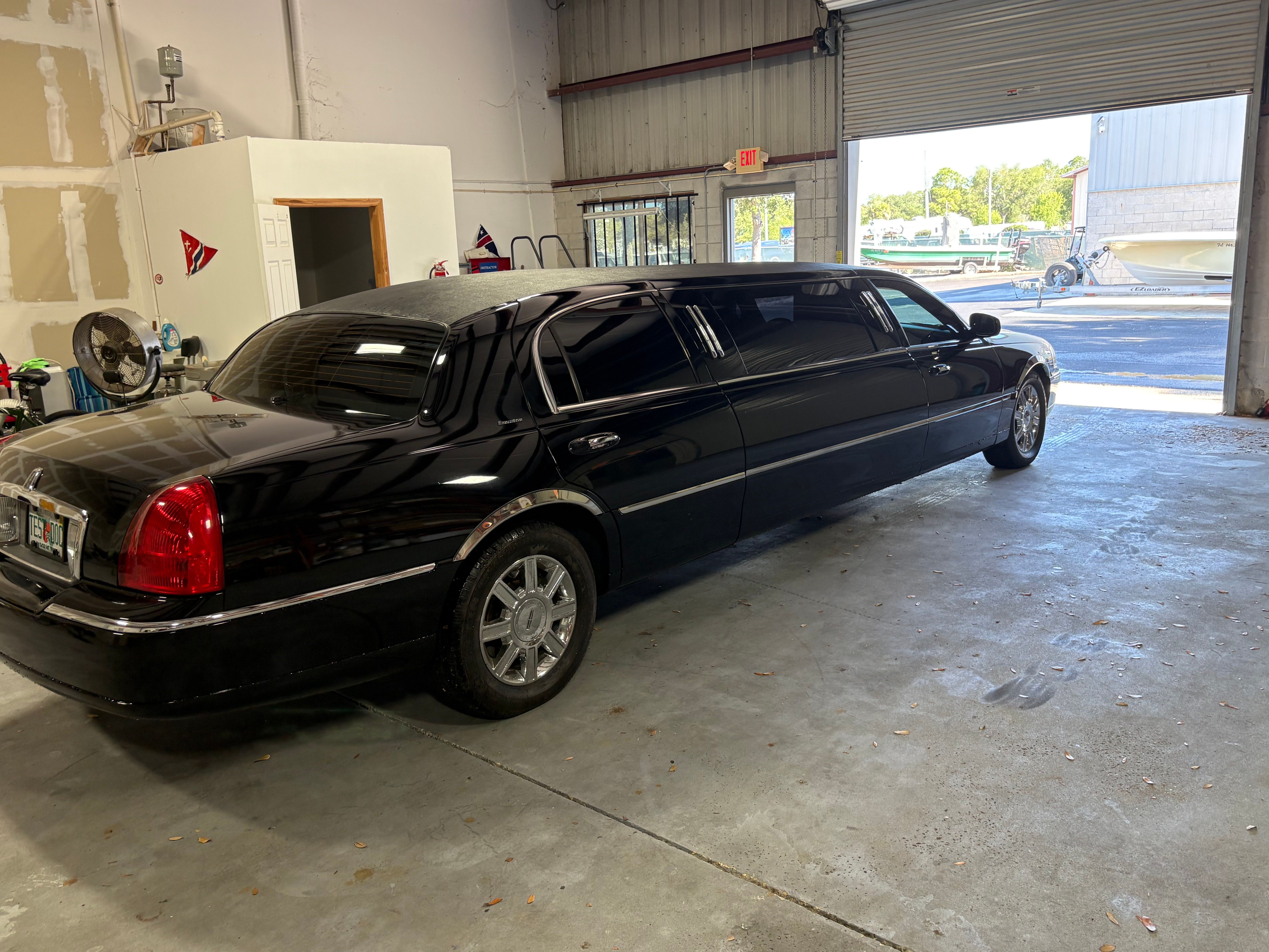 Used 2006 Lincoln Town Car Executive RWD image 5