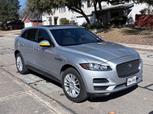 Used 2017 Jaguar F-PACE Prestige image 2