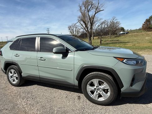 Used 2020 Toyota RAV4 XLE w/ Convenience Package image 4