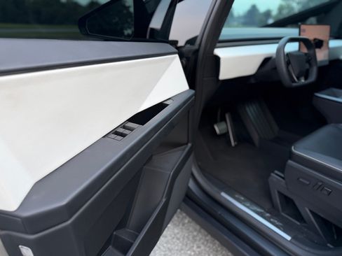 Used 2024 Tesla Cybertruck AWD Crew Cab image 19