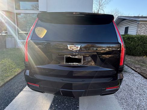 Used 2025 Cadillac Escalade ESV Premium Luxury image 4