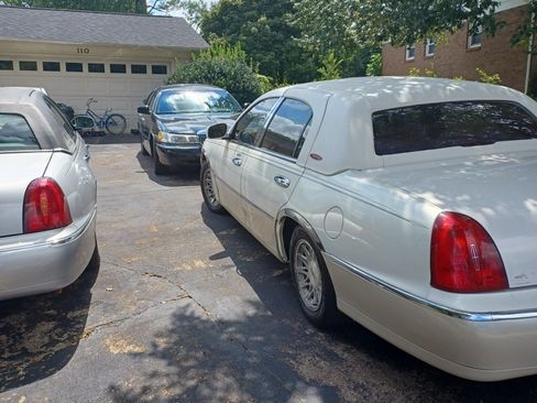 Used 1999 Lincoln Town Car Signature image 2