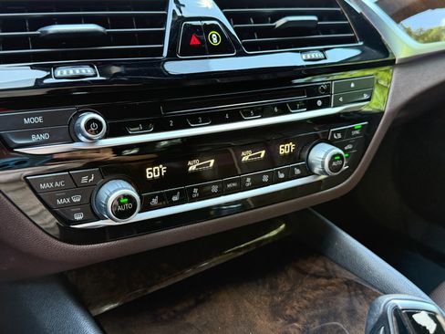 Used 2018 BMW 530e 530e iPerformance Sedan 4D image 12