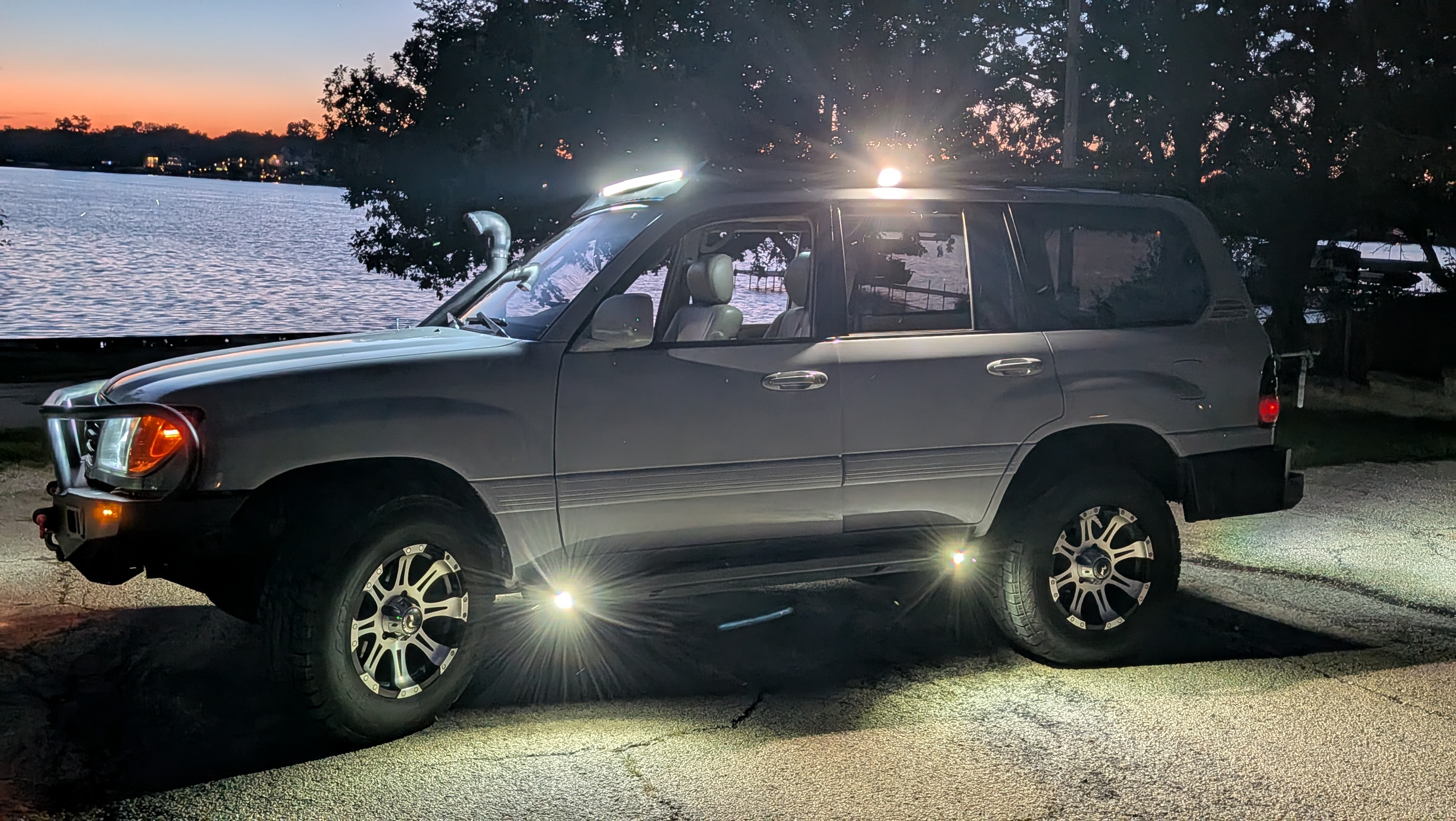Used 1999 Toyota Land Cruiser w/ Leather Trim Pkg AWD/4WD image 4