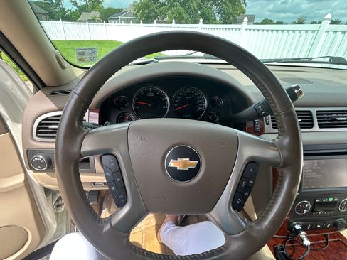 Used 2013 Chevrolet Avalanche LTZ image 19