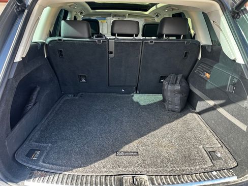 Used 2016 Volkswagen Touareg Sport image 12