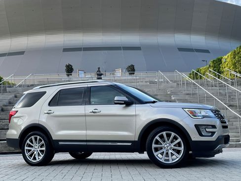 Used 2017 Ford Explorer Limited w/ Equipment Group 301A FWD image 4