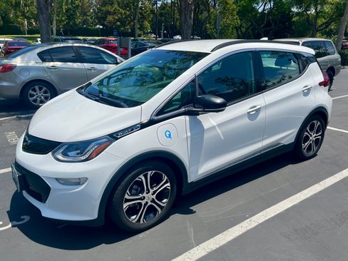 Used 2019 Chevrolet Bolt Premier w/ Infotainment Package FWD image 2