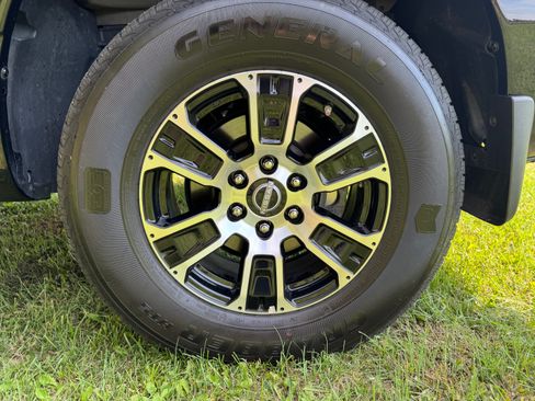 Used 2023 Nissan Titan SV w/ SV Convenience Package image 11