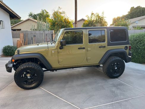 Used 2013 Jeep Wrangler Unlimited Sport AWD/4WD image 9