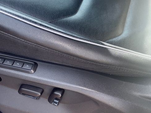 Used 2018 Volkswagen Tiguan SEL Premium image 16