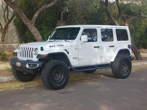 Used 2018 Jeep Wrangler Unlimited Sahara image 8