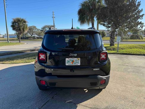 Used 2016 Jeep Renegade Latitude w/ Popular Equipment Group image 8