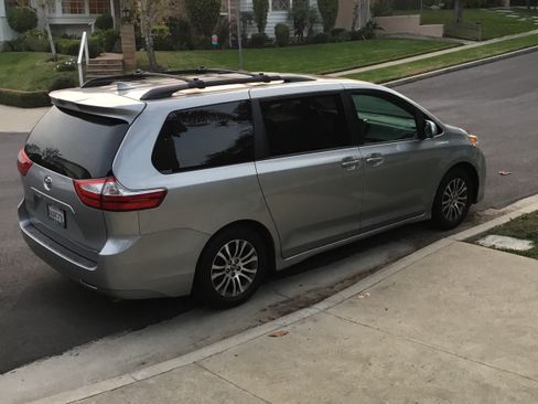 Used 2019 Toyota Sienna XLE image 5