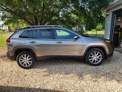 Used 2018 Jeep Cherokee Limited AWD/4WD image 1