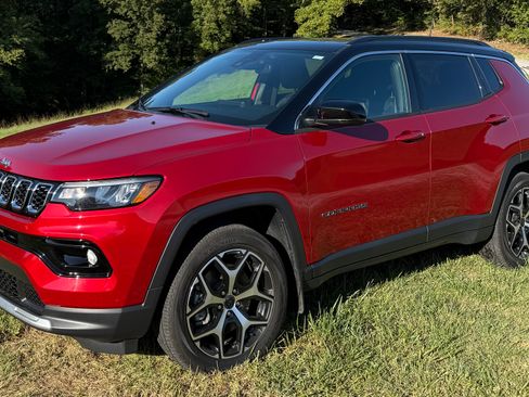 Used 2025 Jeep Compass Limited w/ Sun & Sound Group image 4