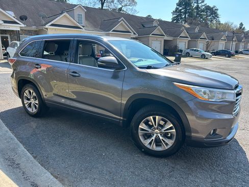 Used 2014 Toyota Highlander XLE image 4