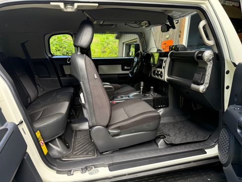 Used 2014 Toyota FJ Cruiser 4WD image 30