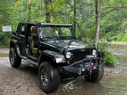 Used 2011 Jeep Wrangler Unlimited Sahara w/ Dual Top Group AWD/4WD image 10