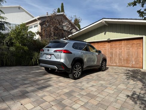 Used 2022 Toyota Corolla Cross XLE w/ Black Badges Package (TMS) image 5