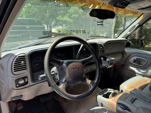 Used 1999 GMC Suburban 4WD image 10