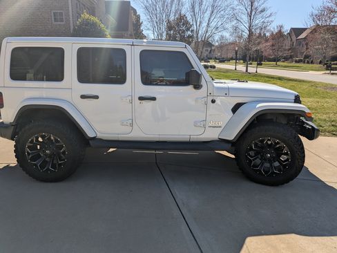 Used 2018 Jeep Wrangler Unlimited Sahara image 2