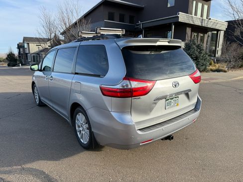 Used 2017 Toyota Sienna Limited Premium image 6