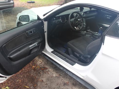 Used 2015 Ford Mustang Coupe image 10