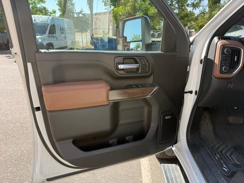 Used 2022 Chevrolet Silverado 2500 High Country w/ LPO, Hitch Package AWD/4WD image 8