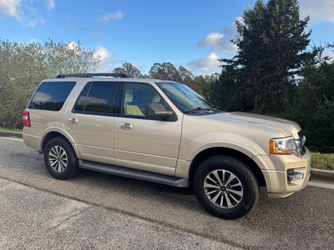 Used 2017 Ford Expedition XLT image 2