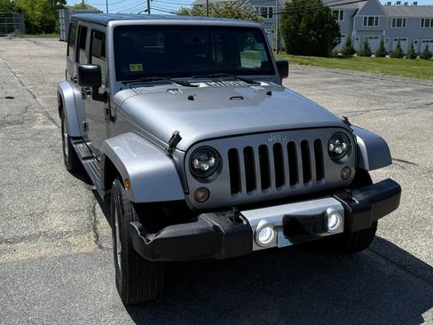 Used 2014 Jeep Wrangler Unlimited Sahara w/ Dual Top Group AWD/4WD image 15