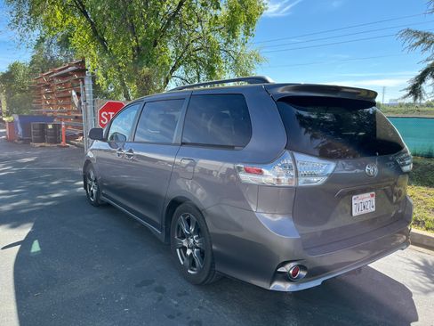 Used 2017 Toyota Sienna SE Premium image 4