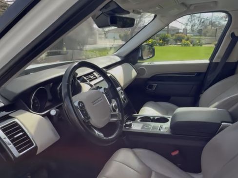 Used 2018 Land Rover Discovery SE image 11