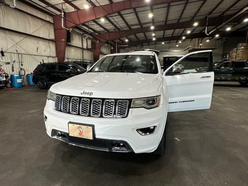 Used 2017 Jeep Grand Cherokee Overland image 2