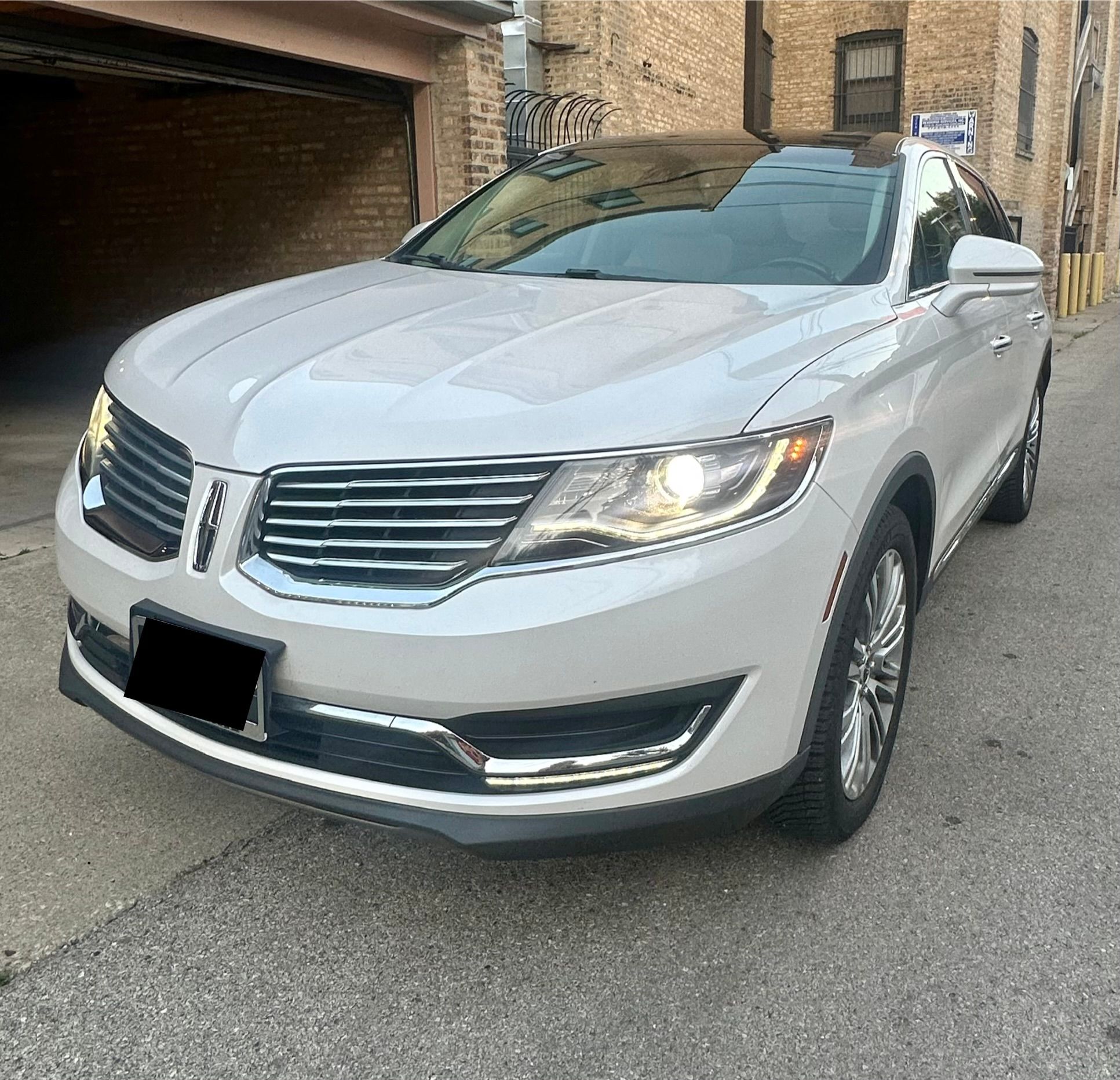 Used 2017 Lincoln MKX Reserve w/ Lincoln MKX Climate Package AWD/4WD image 2