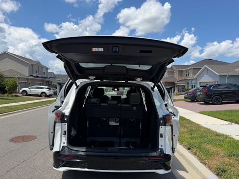 Used 2025 Toyota Sienna XSE w/ XSE Plus Package FWD image 19