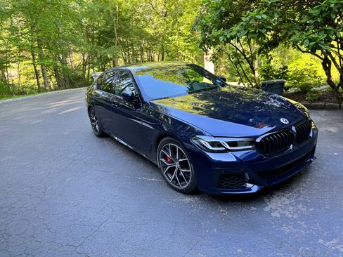 Used 2023 BMW M550i xDrive AWD/4WD image 2