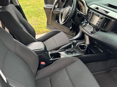 Used 2018 Toyota RAV4 LE AWD/4WD image 16