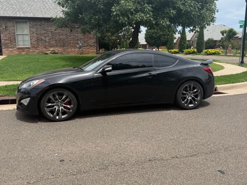 Used 2015 Hyundai Genesis 3.8 RWD image 2