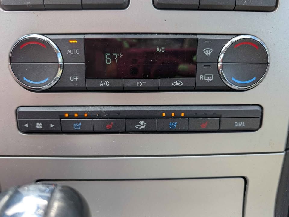 Used 2010 Lincoln MKX AWD image 11
