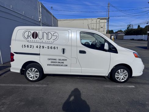 Used 2017 Nissan NV200 SV w/ Technology Package FWD image 2