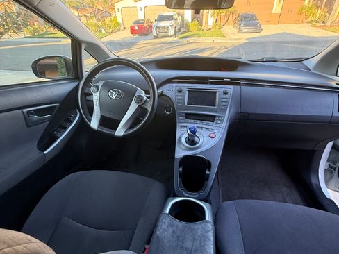 Used 2014 Toyota Prius Five image 10