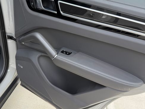 Used 2022 Porsche Cayenne E-Hybrid image 25