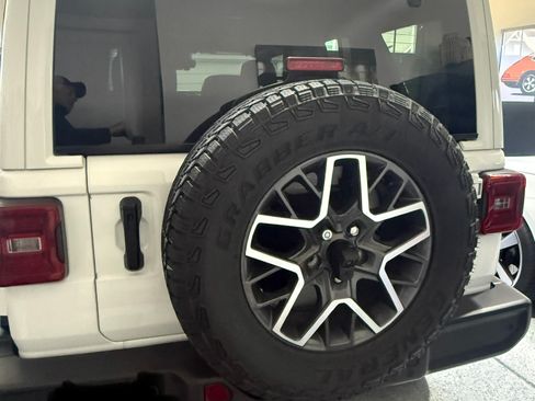 Used 2024 Jeep Wrangler Unlimited Sahara w/ Technology Group image 10