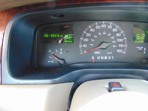 Used 2001 Lincoln Town Car Signature image 11